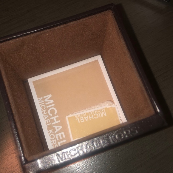 Michael Kors empty watch case - Picture 2 of 5
